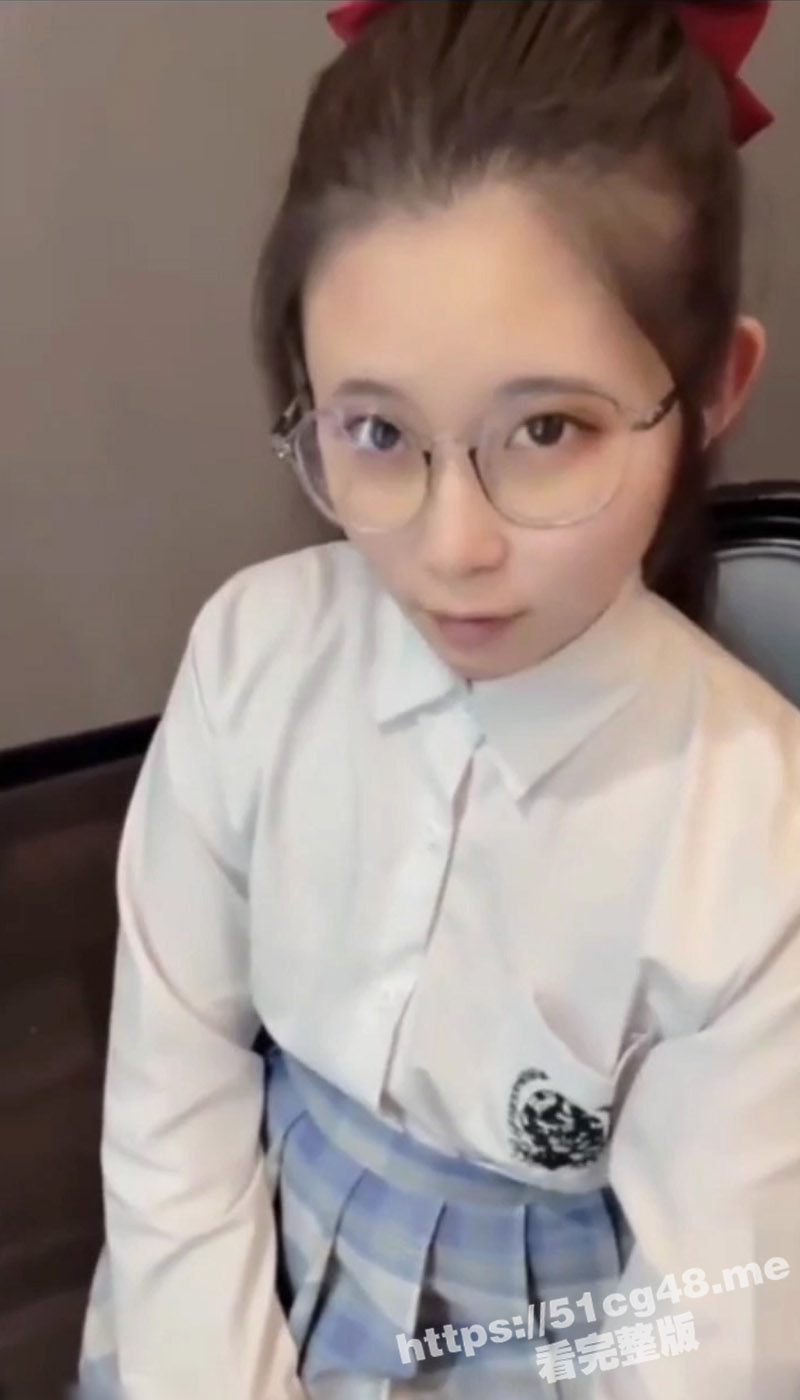 俏皮萝莉眼镜妹 外表看着这么纯情 手拿鸡巴舌头舔就知道不简单