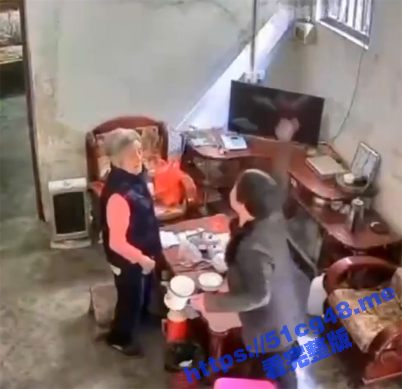 儿媳一巴掌将八旬婆婆扇个四肢朝天 只因送了一顿饭 儿媳与八旬婆婆发生争执 进而大打出手
