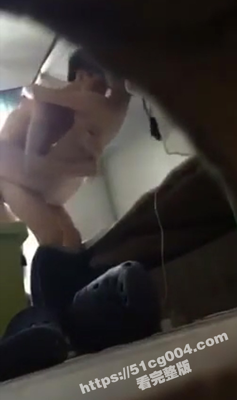 偷拍大学生情侣在宿舍做爱 室友老带女朋友回宿舍操逼 偷偷放个手机记录 这下总算是被逮住了