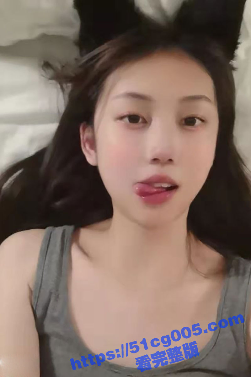 漂亮的反差小母狗 被主人带上手铐与口球上演极致调教！被玩弄到无助的扭动曼妙身姿！