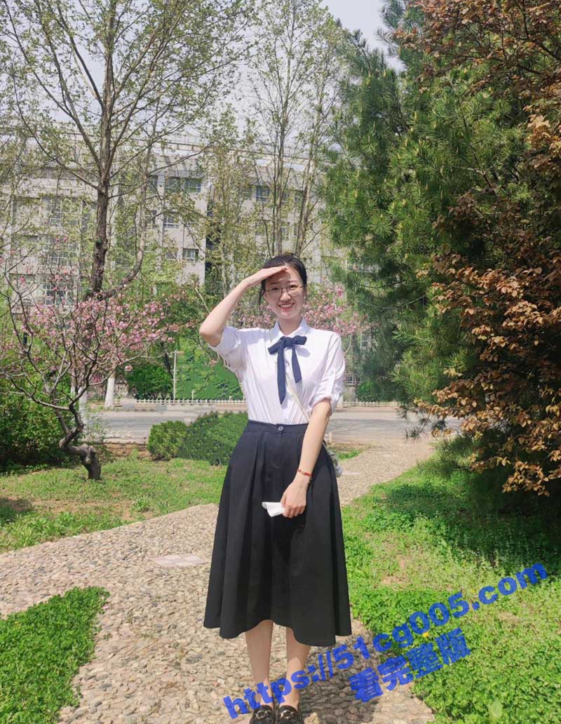 长屌哥在漂流瓶 认识的大三学妹 约出来请吃了个冰激凌 就成功带去开房啪啪这腿真是极品啊