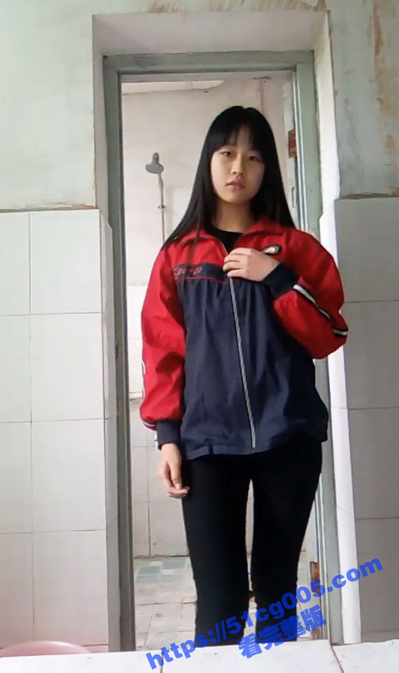 身材苗条高挑的高中生极品小嫩妹穿着校服在宿舍玩自拍 全裸展示自己的青春靓丽胴体