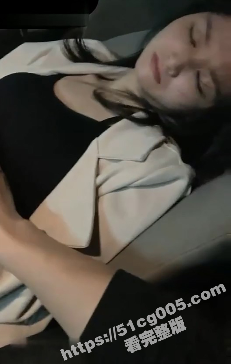滴滴司机迷奸 灌醉了垂涎已久的女同事 虽然是已婚人妻 但依旧魅力十足 带去酒店好好玩弄