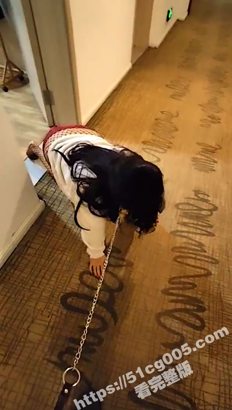极品身材小母狗 背着男友和主人约炮 把小母狗牵到走廊遛一遛 酒店保安要是看监控得多刺激