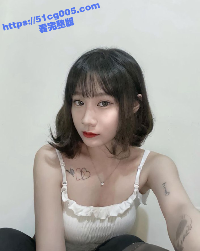 台湾高雄超可爱夜店小妹 吴霜 和男友私密视频流出 被按在镜子前疯狂后入