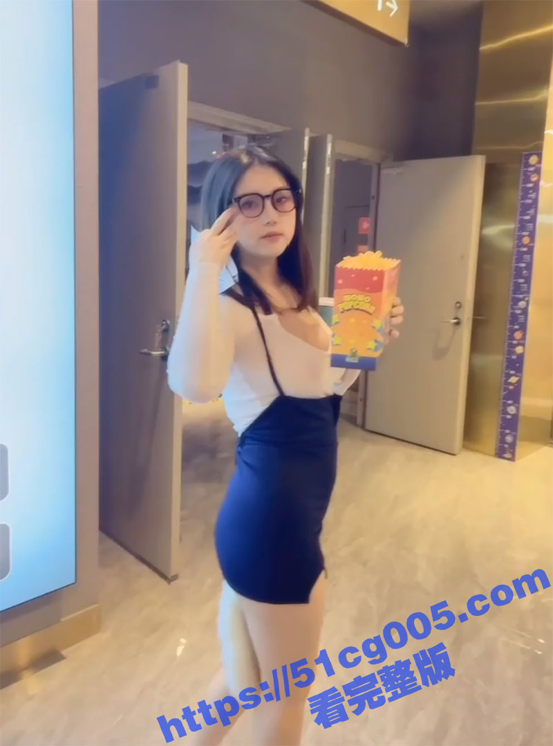 超人气秀人网女神 豆瓣酱 肛塞尾巴露B短裙 电影院尽情露出色诱放尿 真是大饱眼福刺激