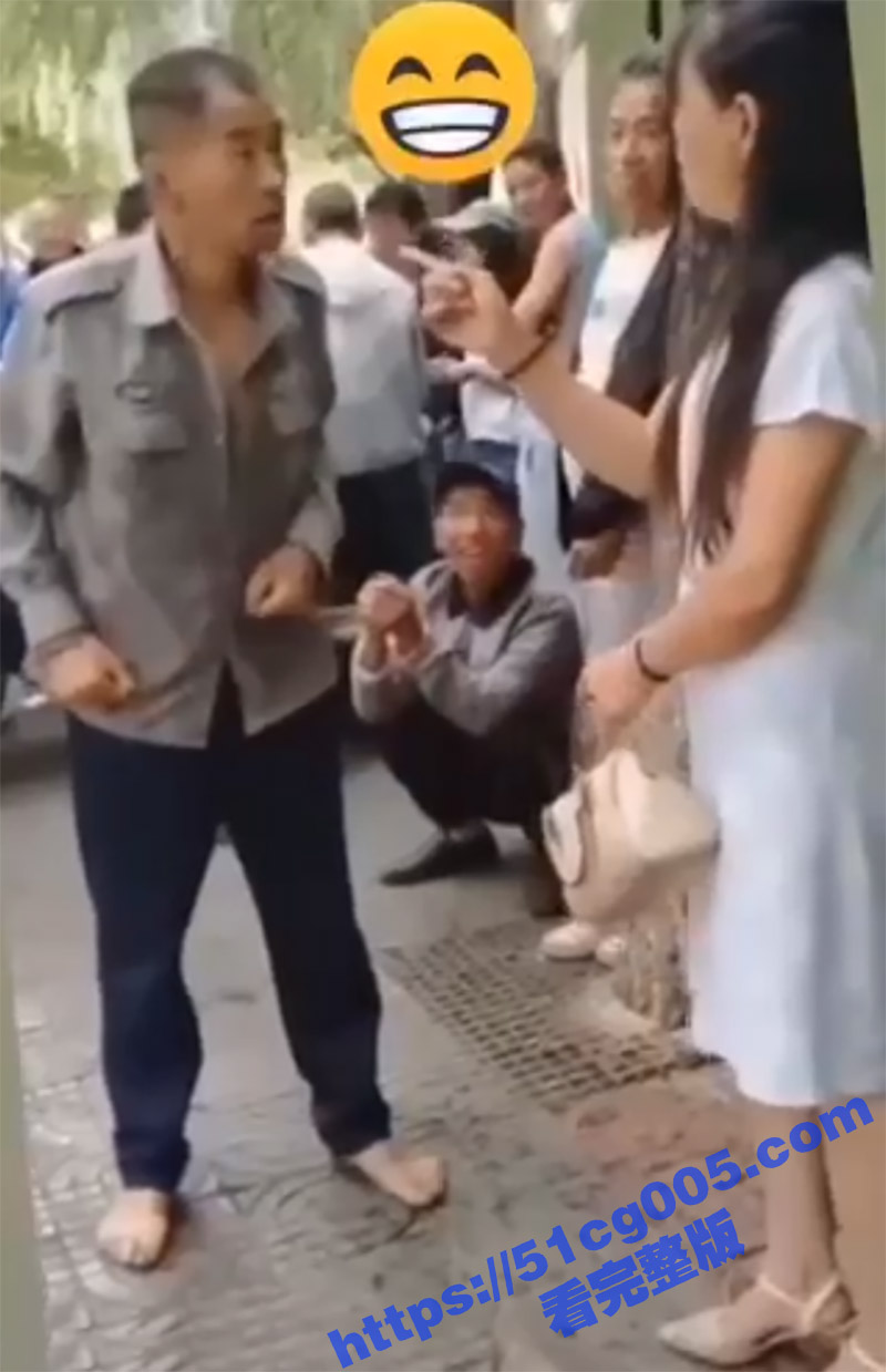 猎奇事件大爷当众掀开美女裙子 声称我就看看逼 果然你大爷还是你大爷 真是老流氓啊