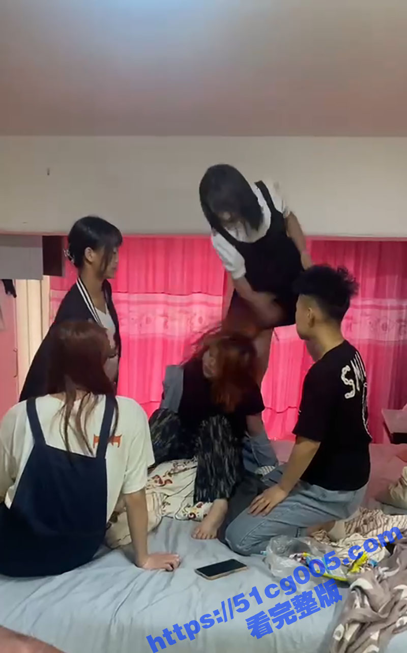 精神小妹被霸凌真实场面 想不到精神小妹也会被霸凌 平时欺负别人 自己也会被人欺负