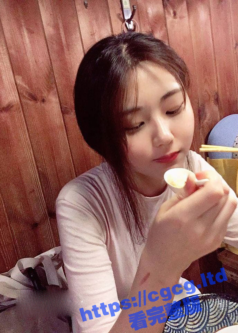 清纯反差婊学生妹 长相甜美乖巧 在床上却淫荡无比 眼神勾人无比 都快要拉丝了！