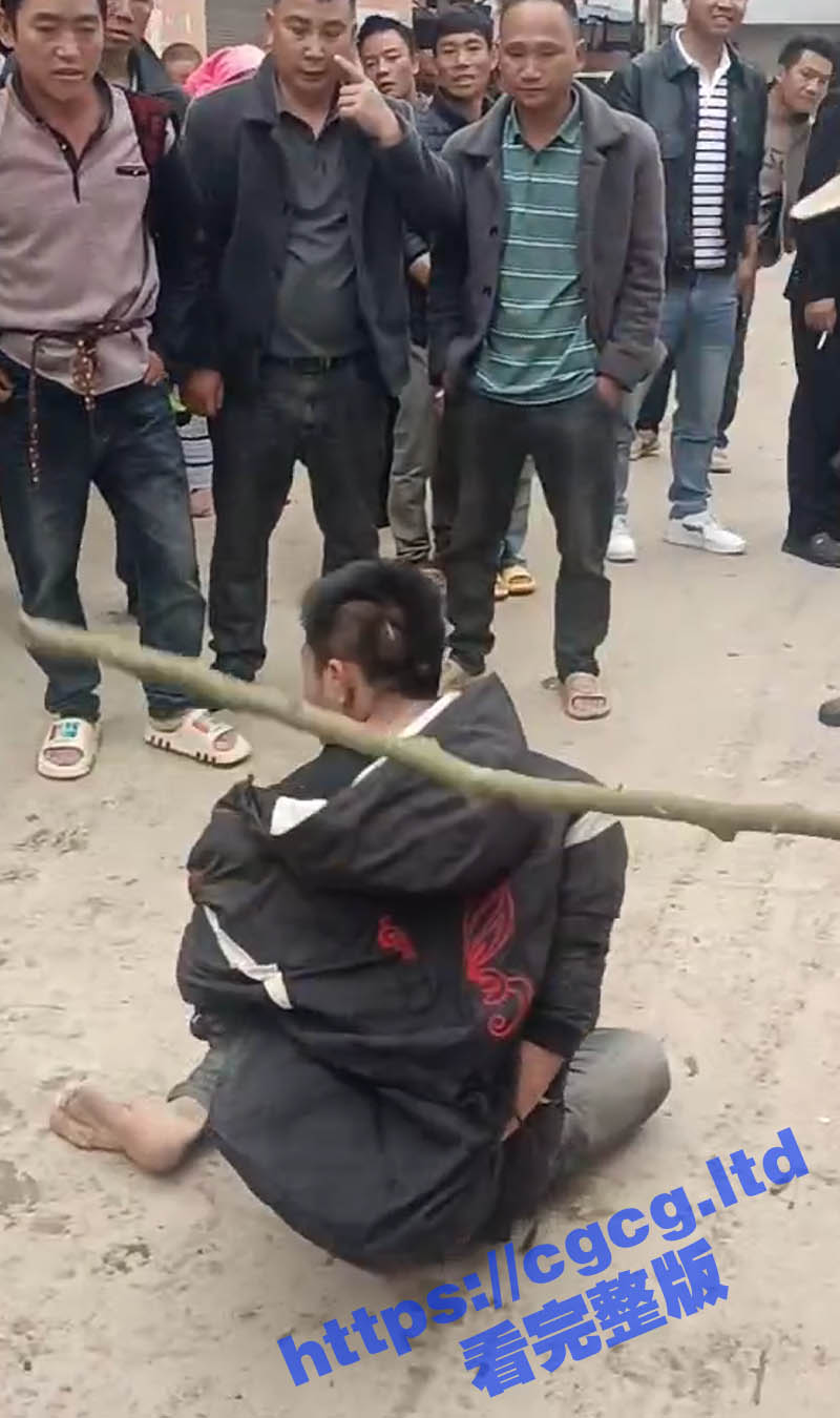 小偷偷车被抓 惨遭村民捆绑起来用木棍围殴暴打惨叫 这下好了吧 看你以后还敢偷东西不