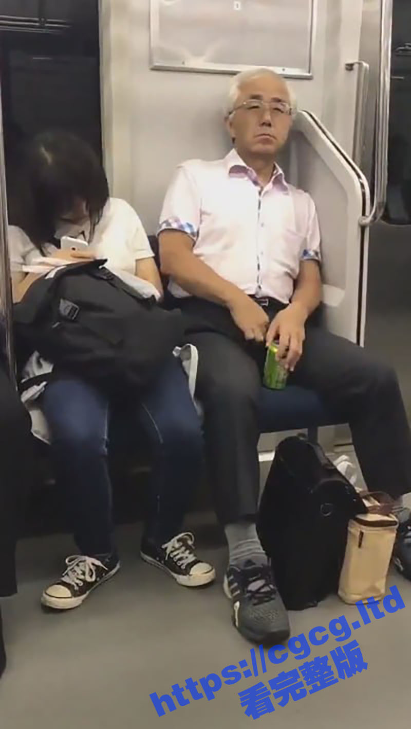 日本猥琐老头 电车上趁女孩熟睡 拔屌毛扔到人家身上太变态了 发现我录视频还挑衅的看我