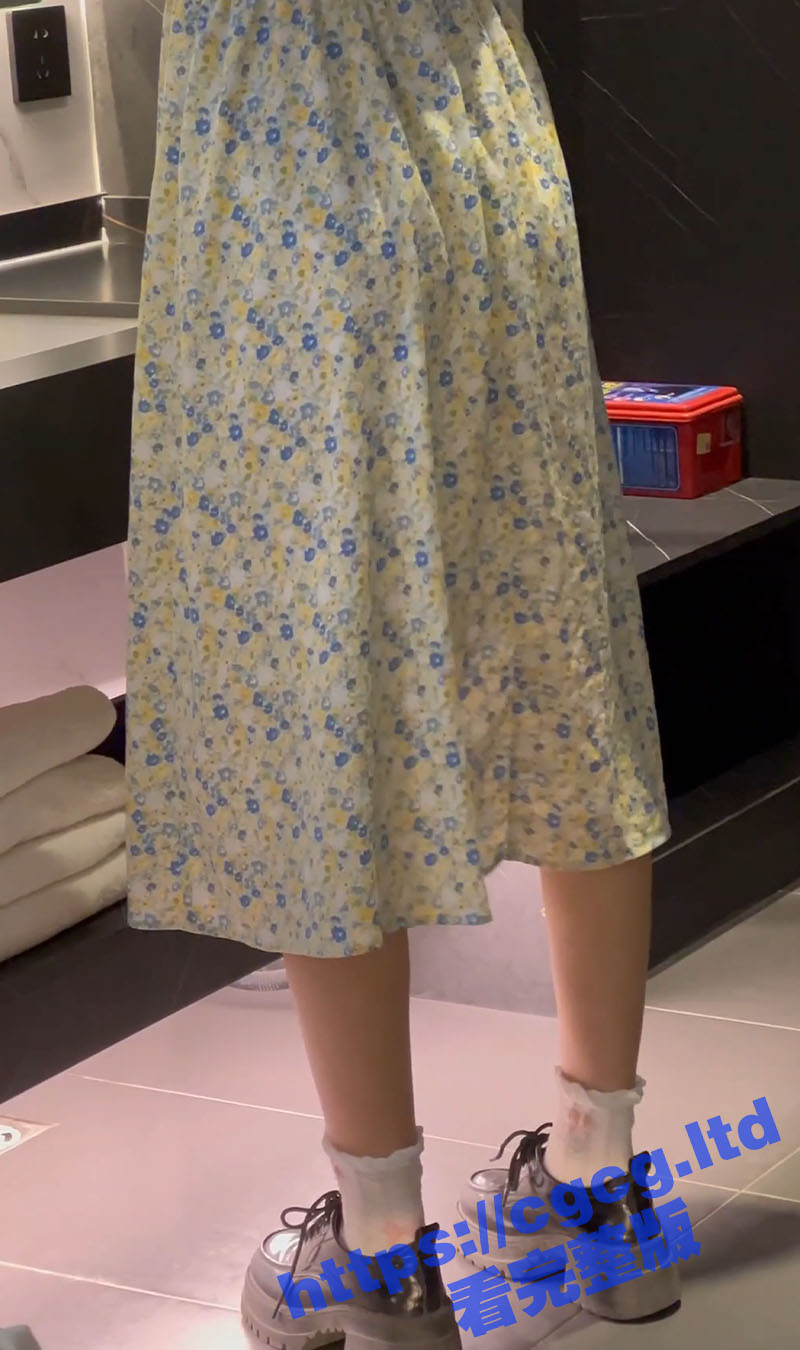 “哇 你的逼逼好粉喔” 专约嫩妹 江南第一深情 约操极品绿翠花裙在校大学生 各种姿势无套猛操内射嫩逼