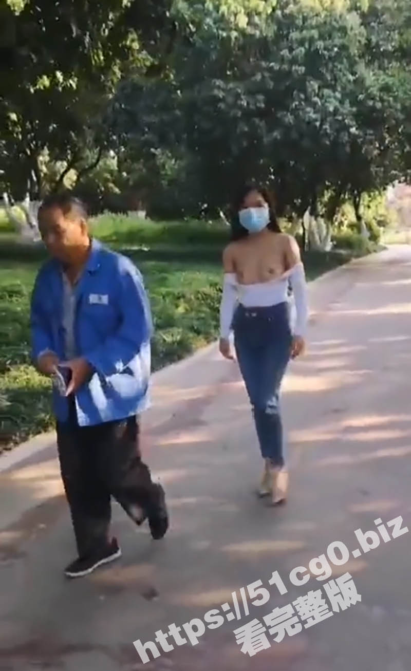 骚母狗跟着主人玩露出 在小树林勾引大爷 大爷明显愣了一会儿 怀疑自己看花眼了