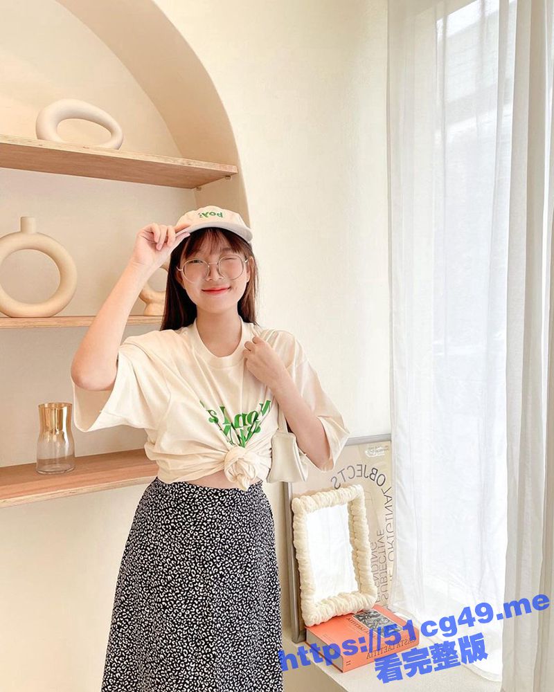 反差婊还是得看眼镜妹 眼镜女高中生跟网友裸聊 疯狂抽插自己的小穴表情好销魂