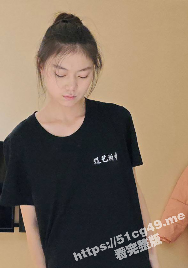 大学生清纯美眉第一次约炮 有点放不开慢慢口交 自己把跳蛋往自己的小穴里放 有点不太熟练