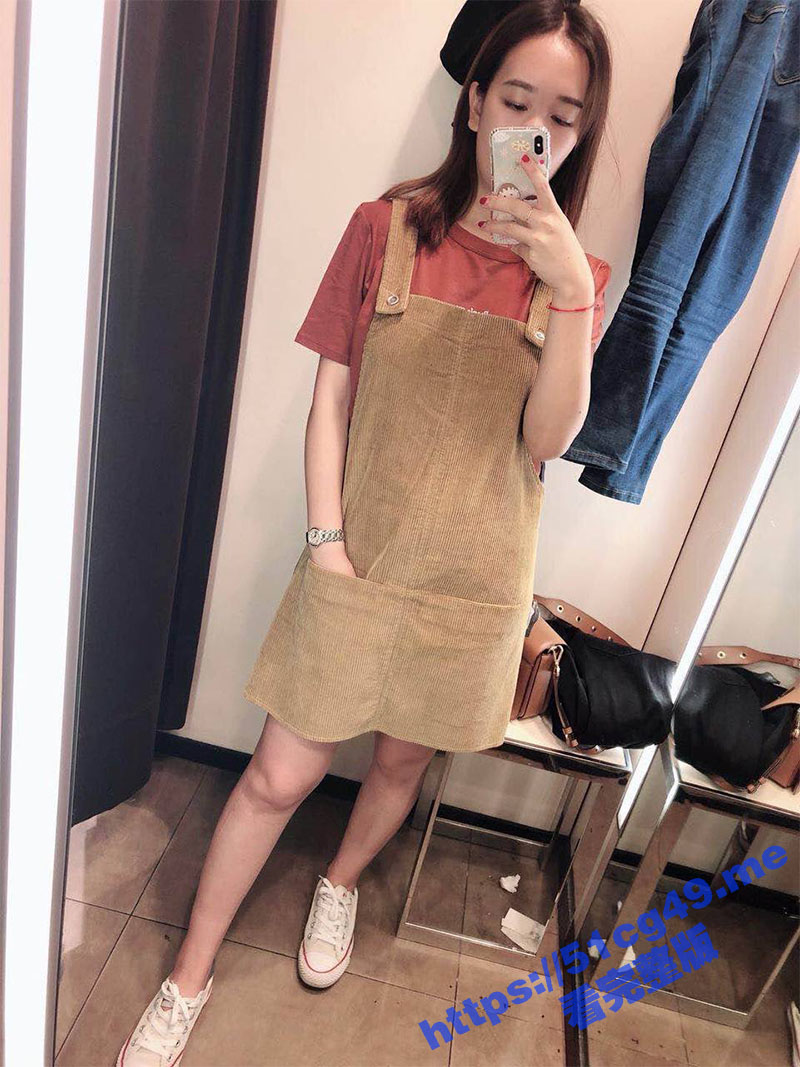 相亲认识了的离异少妇 真的骚到家了 去商场试衣间也要给我拍照 身材一流小穴还很嫩呢