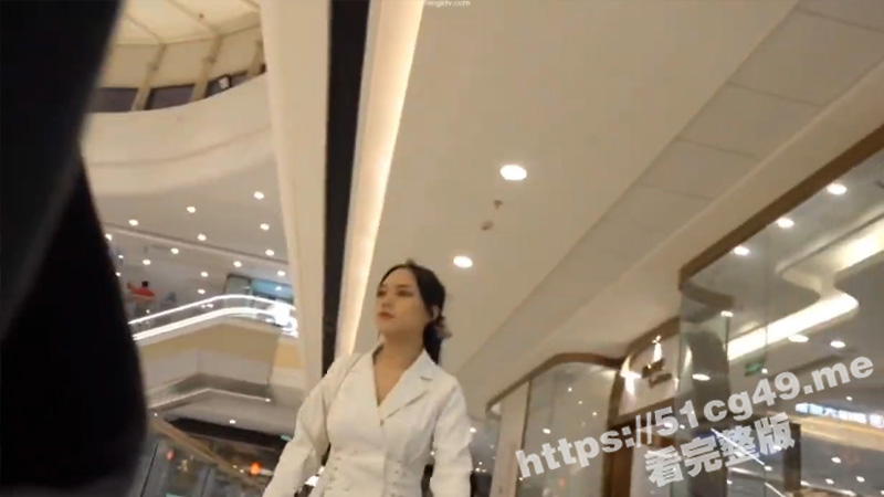 抄底偷拍大神 商场闲逛 偶遇极品美女 一路偷拍竟发现是真空上阵 太刺激！