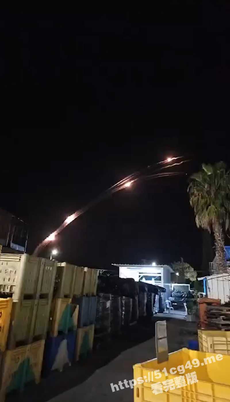 以色列北部遭到来自黎巴嫩领土的大规模火箭弹袭击 拦截导弹直击画面