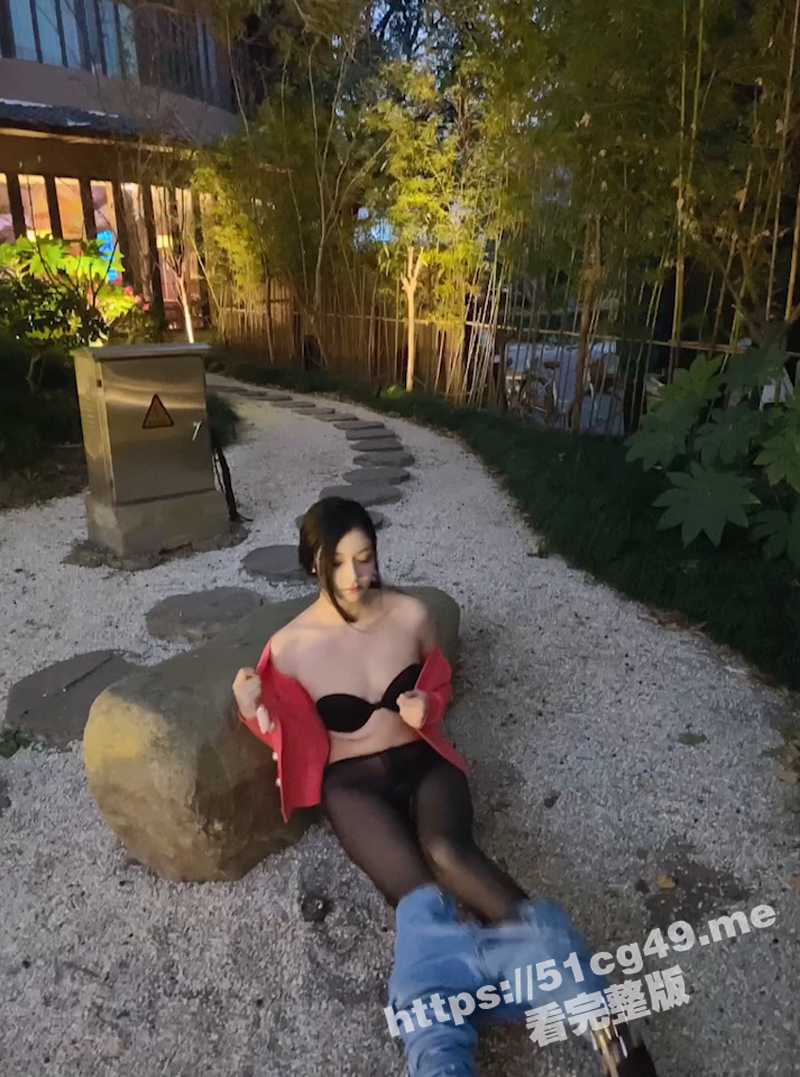 重磅福利高价购买分享 极品颜值 嫩模龙雪儿露出后被暴力撕破黑丝 三点全漏