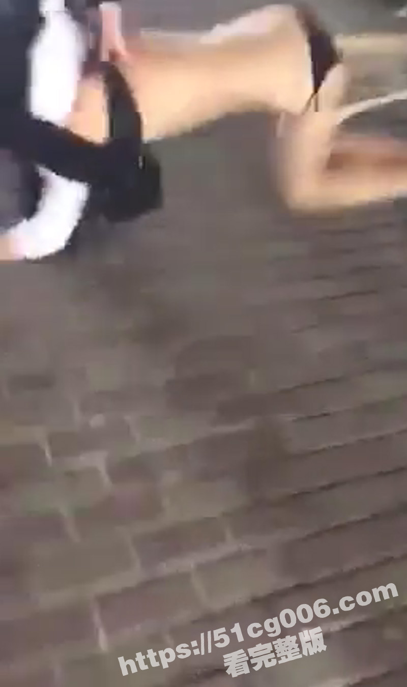 抓奸现场！原配在街上殴打美女小三 一前一后两马分尸 把丝袜内裤都扯破了