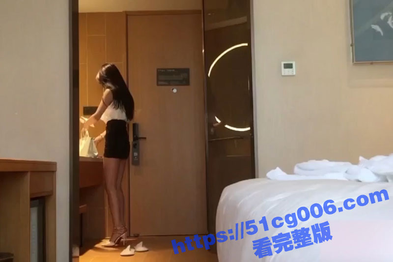 土豪重金约炮极品模特身材的高端外围！御姐气质的大长腿女神在自己胯下浪叫！