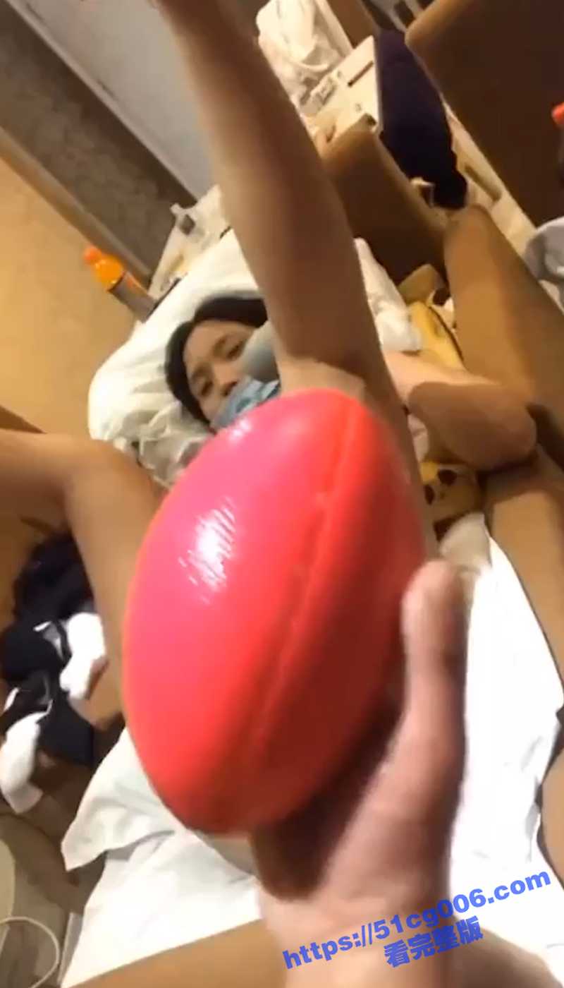 那么大的一个橄榄球 经过不懈努力 逐步达阵 塞进去加振动棒才能爽！