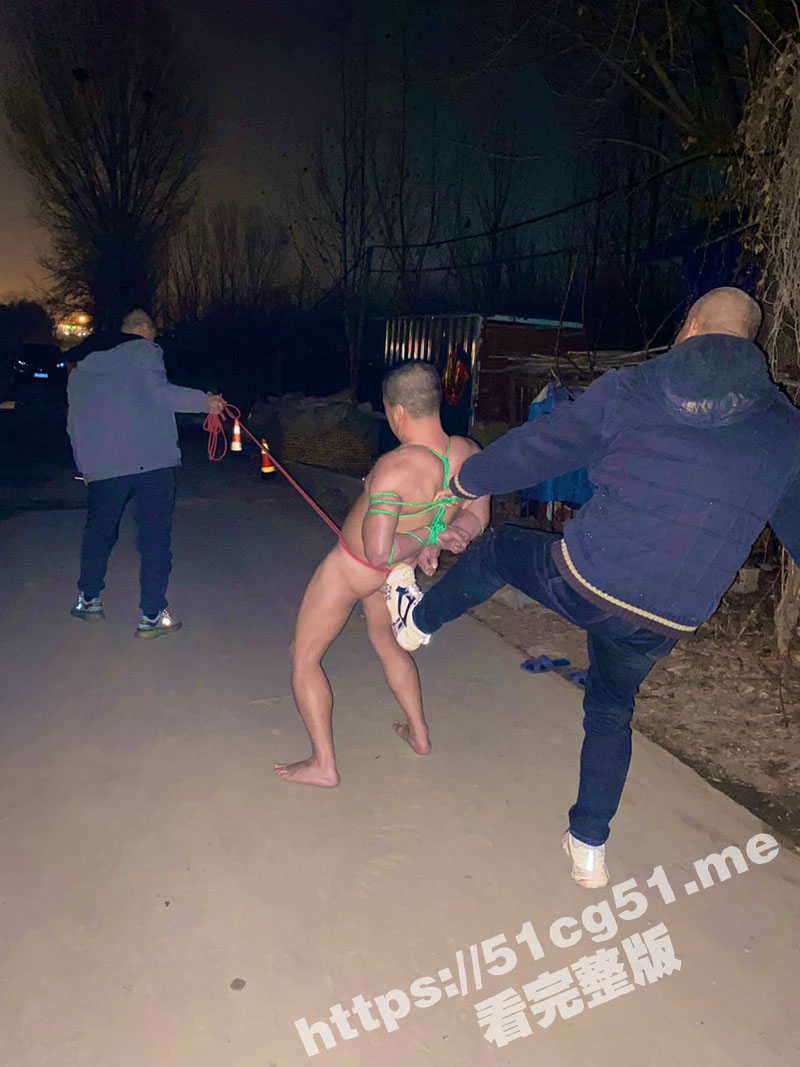 京津冀捆绑故事 贱男不喜欢女人就喜欢爸爸捆绑自己 喜欢做爸爸的狗 捆绑露出遛鸟