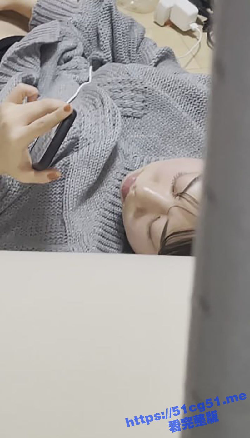渣男偷拍到女大学生在宿舍内边看黄片边自慰 用震动棒玩的自己的粉骚穴表情销魂诱人