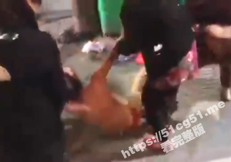 精彩女人撕逼大战！当街扒衣服一丝不挂 挨揍的白裤女一看就很骚 白色铅笔裤里穿着红色蕾丝内裤