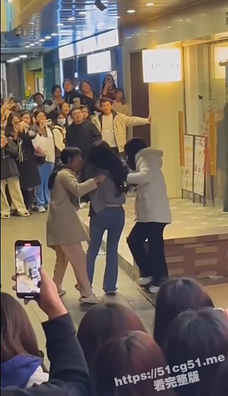 汕头潮阳东山公园 女子出轨被老公发现来捉奸 第三者躲在便利店里不敢出来 现场炸裂