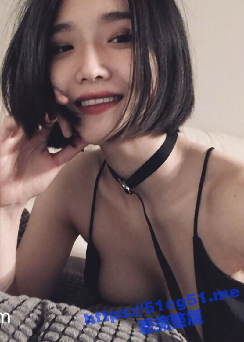 高颜值短发留学生 为洋爹对镜录制道具自慰视频！拴上狗圈握着洋爹的大肉棒爱不释手！