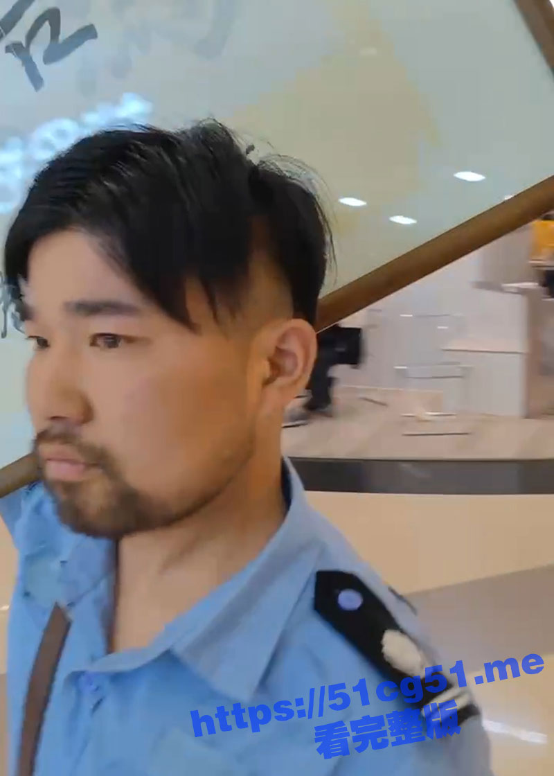 江苏某商场 一男子手持牌匾写着只喝娃哈哈蹭热度！实在是令人作呕了！