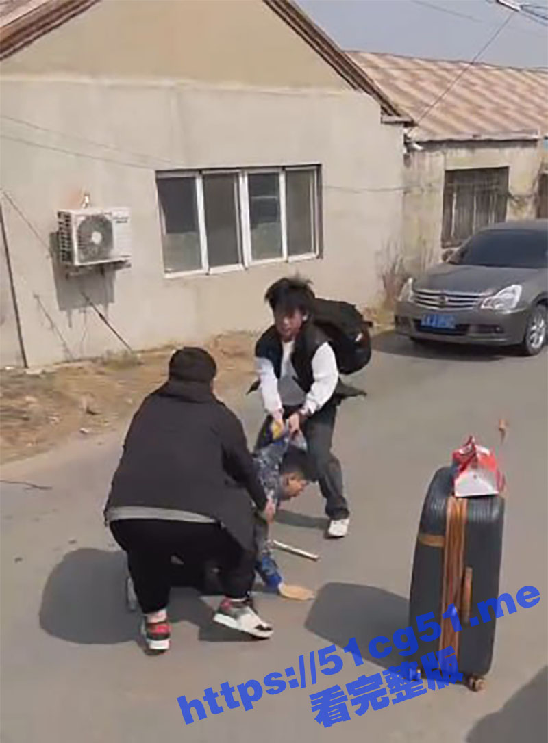 小伙赤手空拳1V2 毫不畏惧越战越勇 竟然打的对方不敢还手 这要是放古代必是大侠