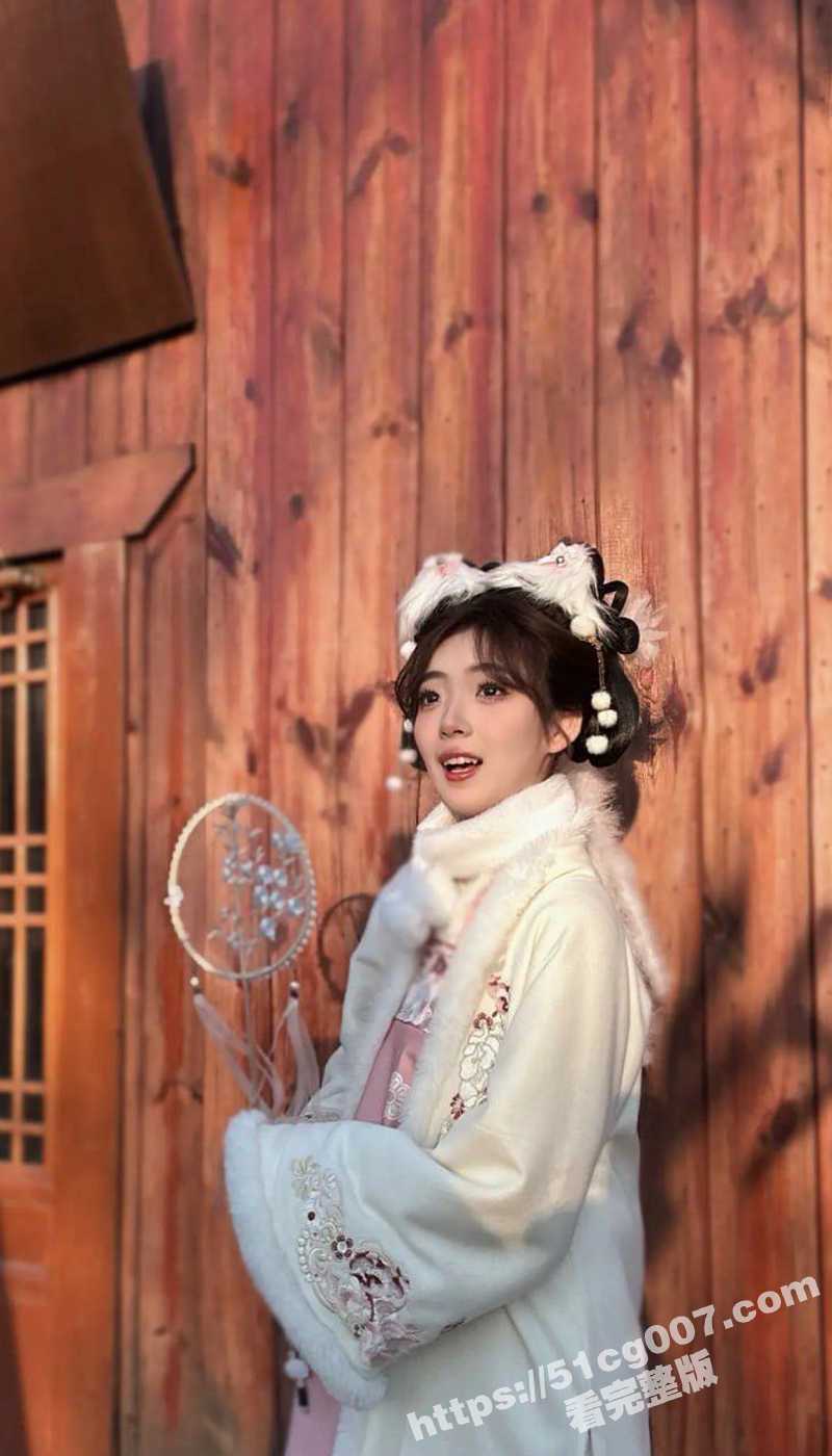 曾在非常6+1表演的童星 田佳子 西南民族大学汉服女神 初中高中便裸照满天飞 反差自慰摸逼被曝光！