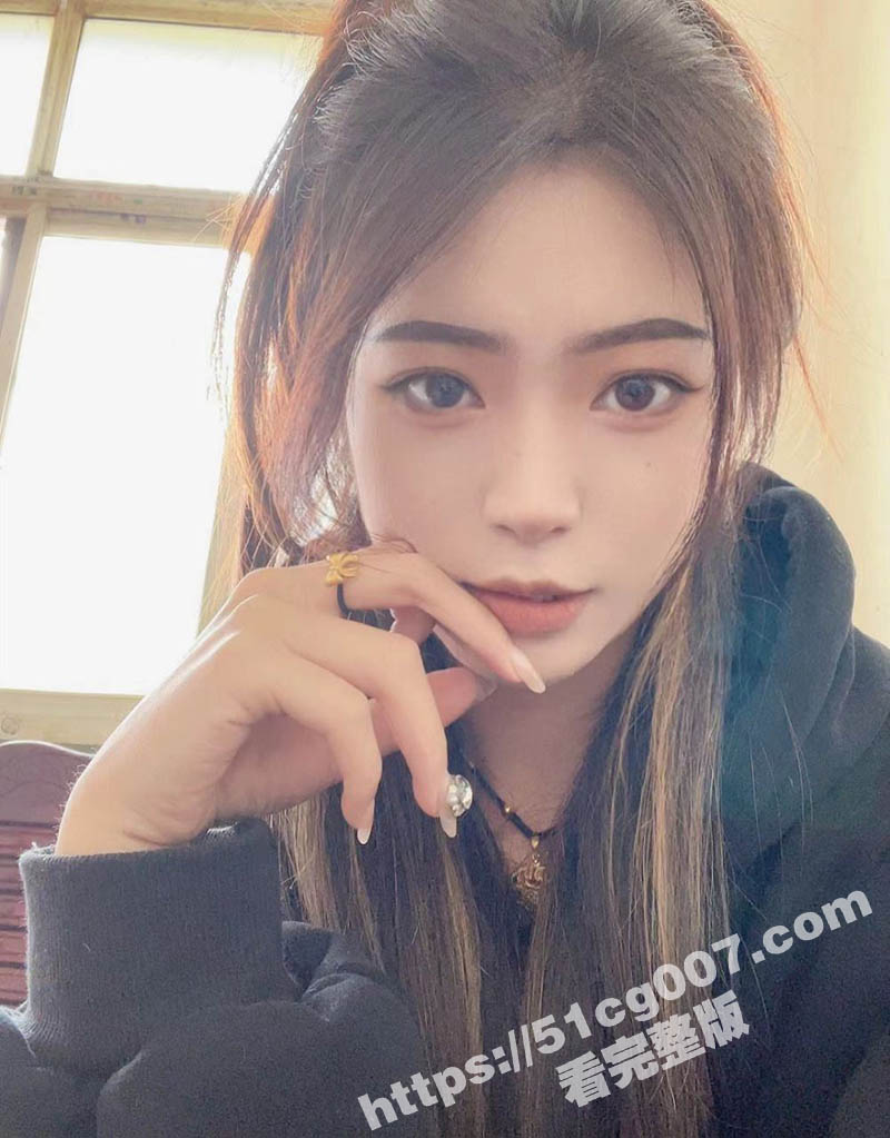 浙江义乌某贸易公司客服王春 22岁母狗劈腿男友和客人约炮 酒店开房被男友发现后曝光