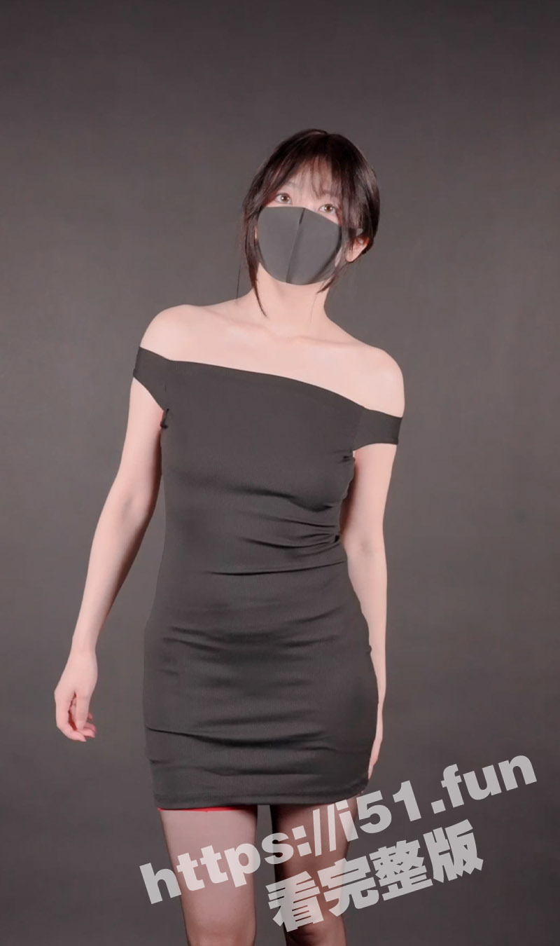 玩偶姐姐 最新私拍 性感齐逼小黑裙黑丝红色吊袜彰显女性魅力 精油涂抹酥胸油光蹭亮 手指扣穴高潮淫叫