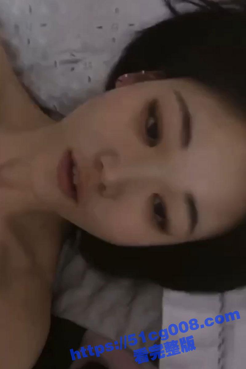 超级可爱的反差妹子 颜值出众 内心则是极度渴望肉棒的母狗！没有鸡巴就对着镜子自慰抠逼！
