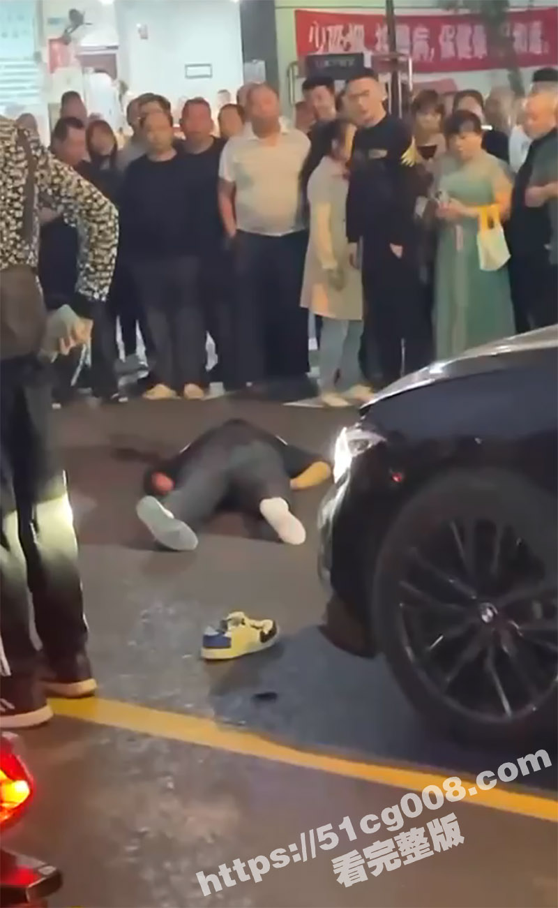 吃瓜砍人事件 路怒男子开车吐痰 吐到别人身上还下车骂人打人 被打者抄西瓜刀将其砍死