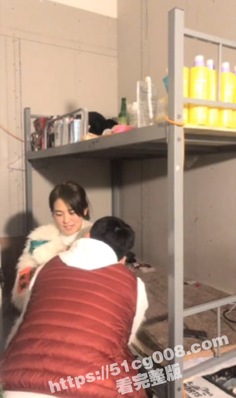 寂寞难耐的漂亮人妻在宿舍跟厂里的主管偷情 俩人干柴烈火激情做爱 剧烈运动把床摇得一晃一晃的