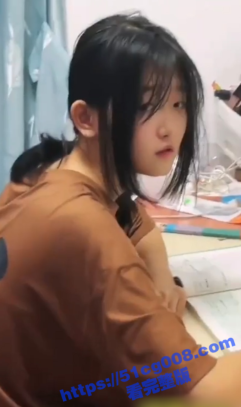 兄妹乱伦！极品大奶妹妹完成作业后找我要奖励 无奈只能用大肉棒狠狠地奖励她！