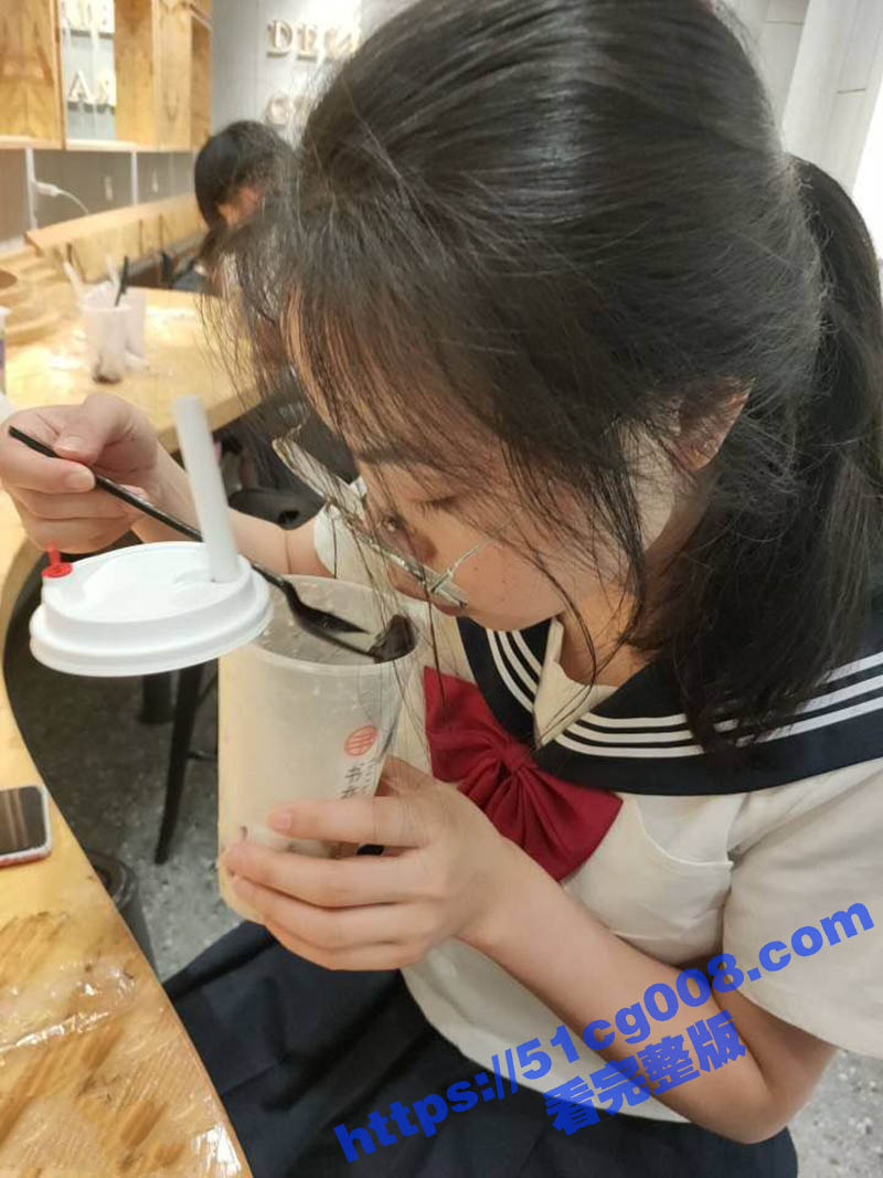中南财经政法大学 陈燕 闷骚眼镜妹口活一流身材优秀 性感长腿情趣黑丝大尺度私拍 跪舔享受深喉操嘴的快感