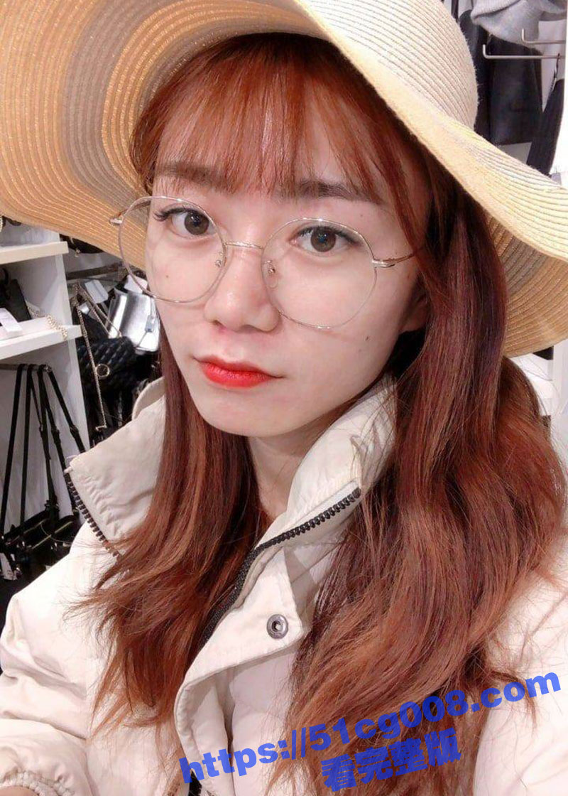 反差前女友！外表清纯无比的眼镜娘前女友 实则非常喜欢穿着制服丝袜趴在床上被后入！