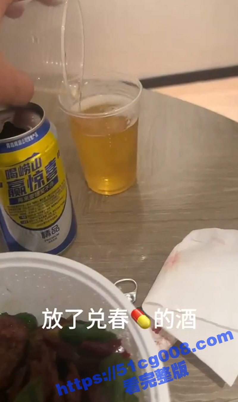 来看看被下了春药的女人到底有多主动多饥渴多闷骚 干完两次不满足还想要 鸡儿要顶不住了