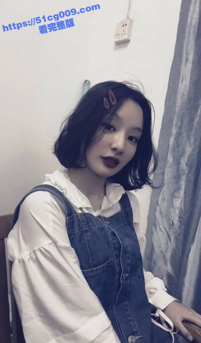 大学时的女同学在军训时就已盯很久 长相清纯的她却也极为淫骚 拍摄大量裸体自慰视频