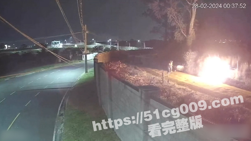 巴西一伙黑帮把敌对帮派份子拉到野外倒上汽油烧死 全身被烧成黑炭 死相惨烈 目不忍睹 慎入！