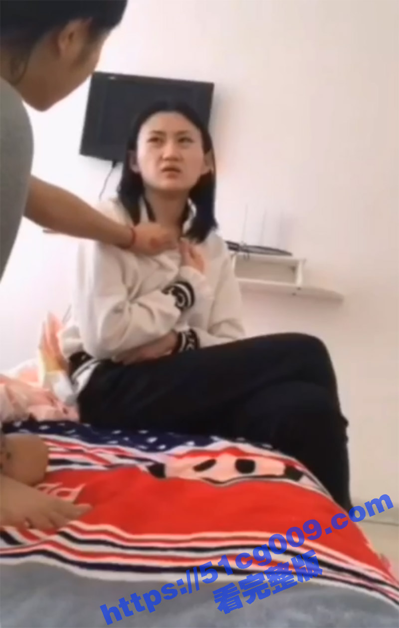 霸凌腹肌美女 纤细长腿性感小美女遭霸凌 虽然奶子不大 但身材还是不错的 难道也是个M