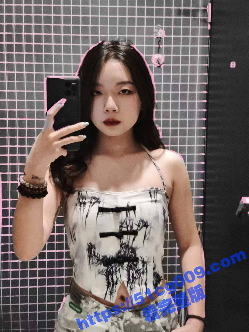 华南农业大学大二学生妹 宋翊媞 极品反差婊平日里酷酷的妹子 实际是个骚母狗 穿着情趣内衣被男友调教