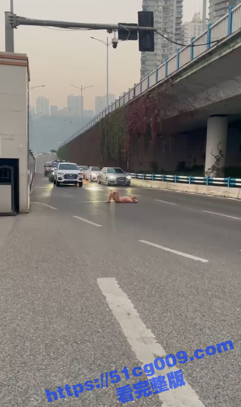街头马路上一纹身光头男赤裸在路中间拦截过往车辆 欲有一人当关万夫莫开的气势