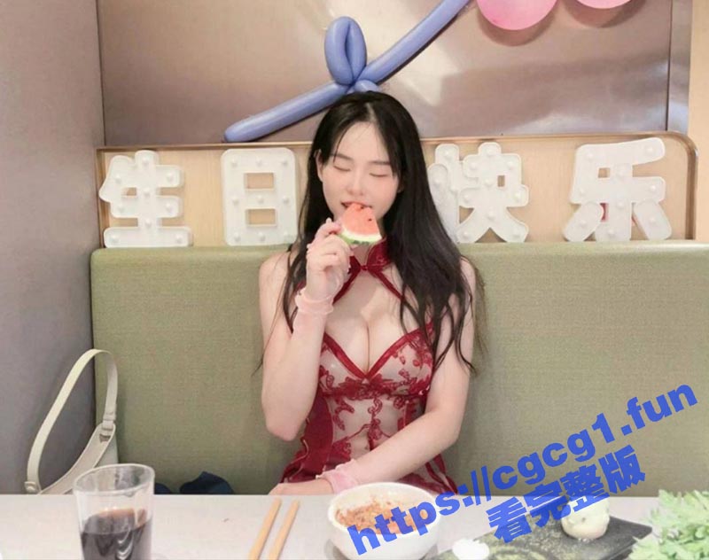 四川极品白领 李艺葛 一个超级性感的大奶妹子 私下里特别的骚 约炮公司同事被后入小骚逼爆操