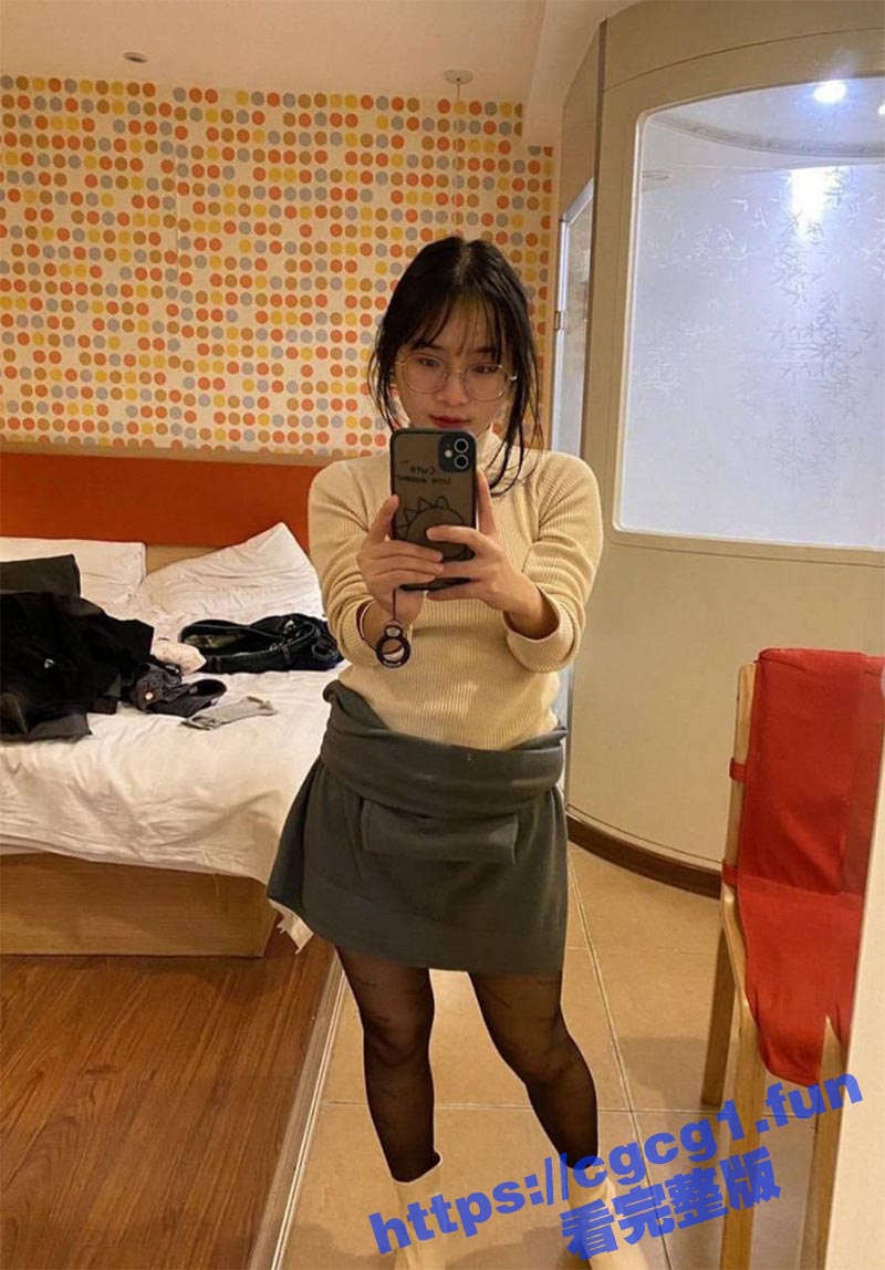 反差眼镜良家人妻 老公出差独自在家饥渴难耐 拍自慰视频在网上诱惑网友